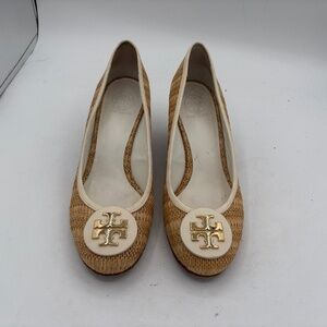 TORY BURCH Sally Beige Raffia/ White Leather Stacked Wedge Pumps Sz 10